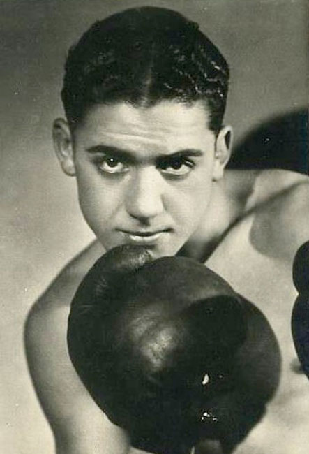 Виктор Перез, родившийся во французском Тунисе, стал чемпионом мира в наилегчайшем весе в 1931 и 1932 годах