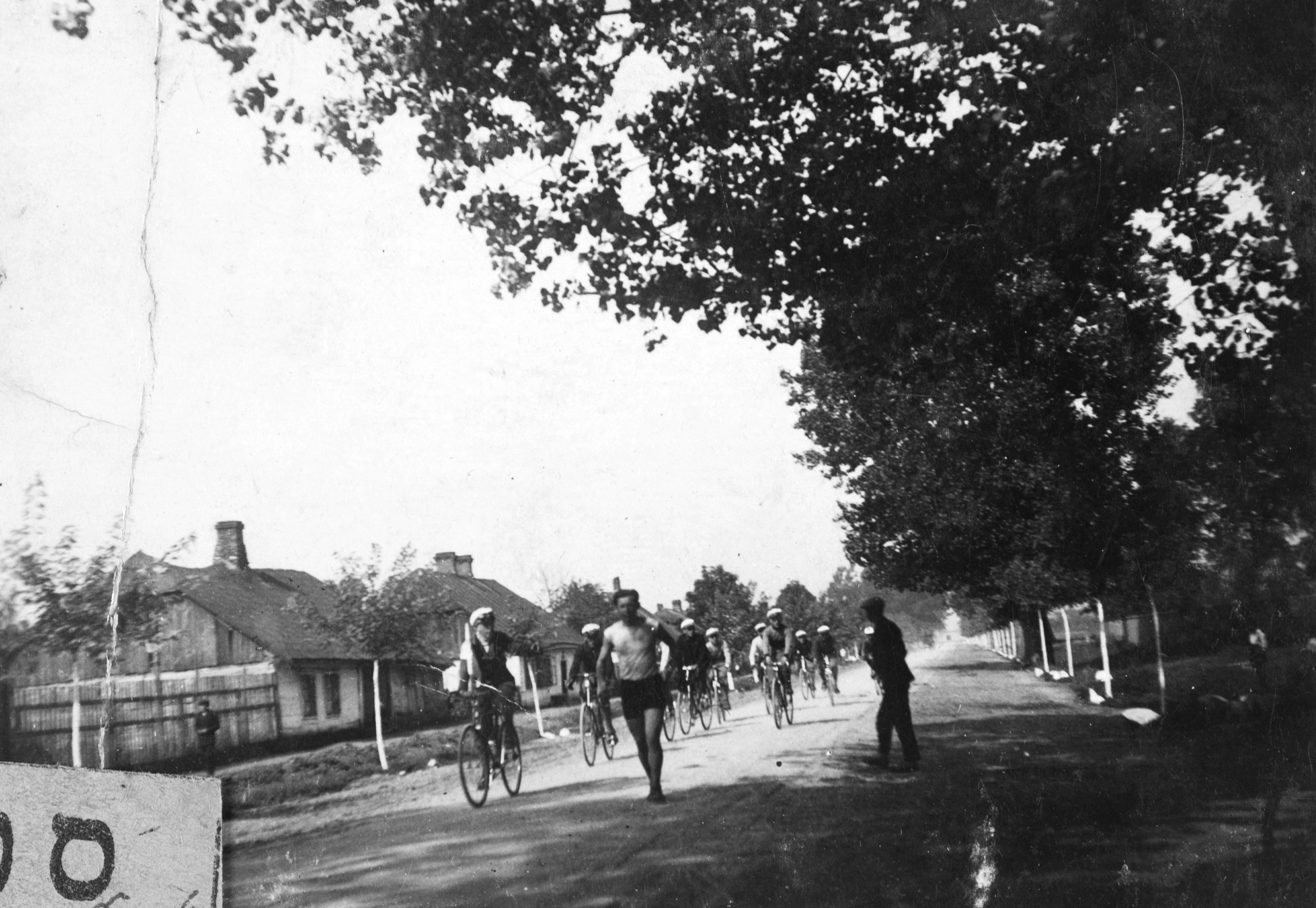 משה צוקרמן, קפטן נבחרת רוכבי האופניים של אגודת הספורט בר כוכבא בלודז', מוביל קבוצת רוכבים שדיוושה 240 ק"מ מלודז' לוורשה ובחזרה, לשם השתתפות בתחרות בוורשה. 