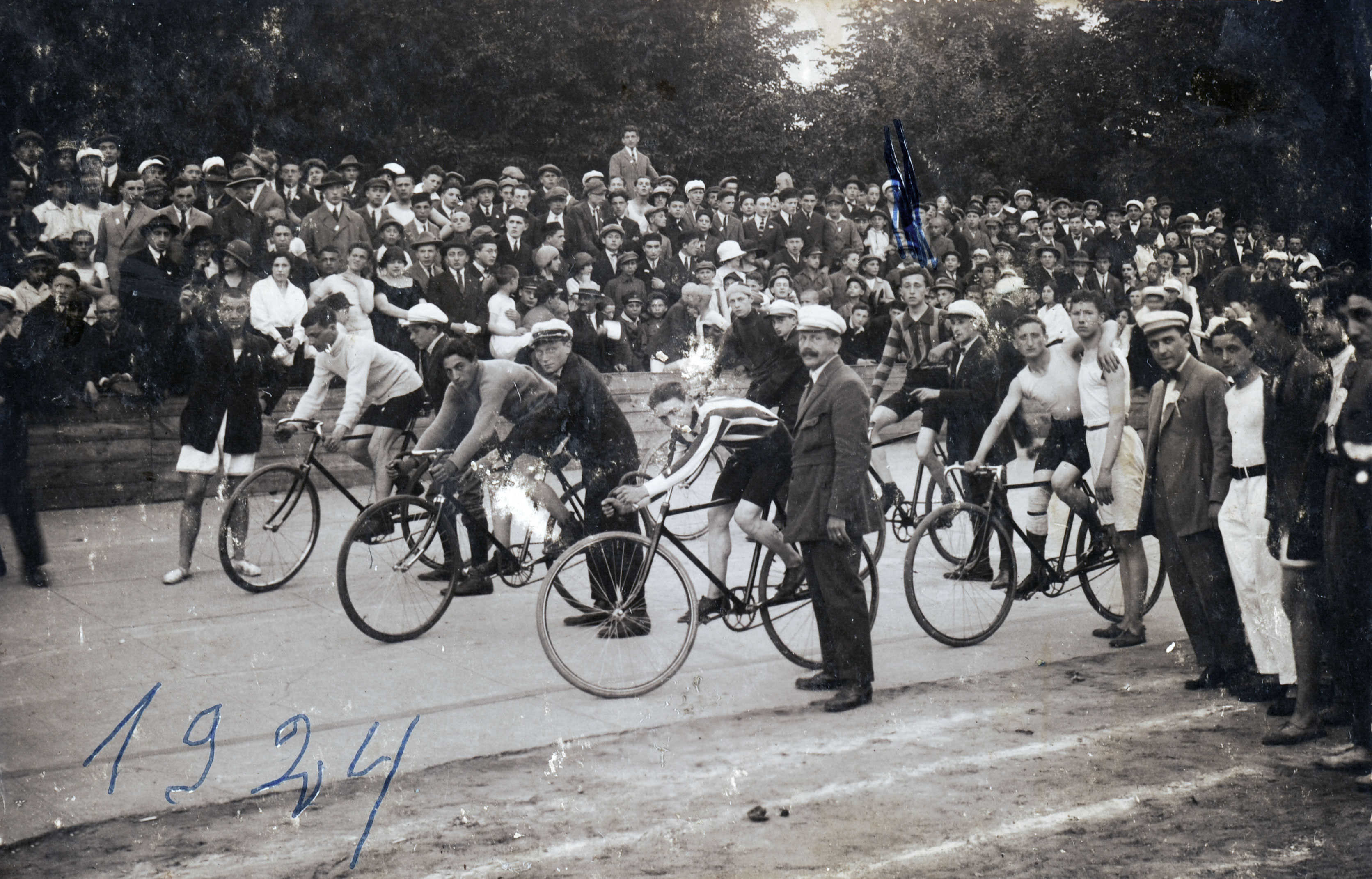 Moshe Cukierman (blau markiert) und weitere Radsportler des Vereins Bar Kochba beim Start eines Rennens, Lodz, 1924