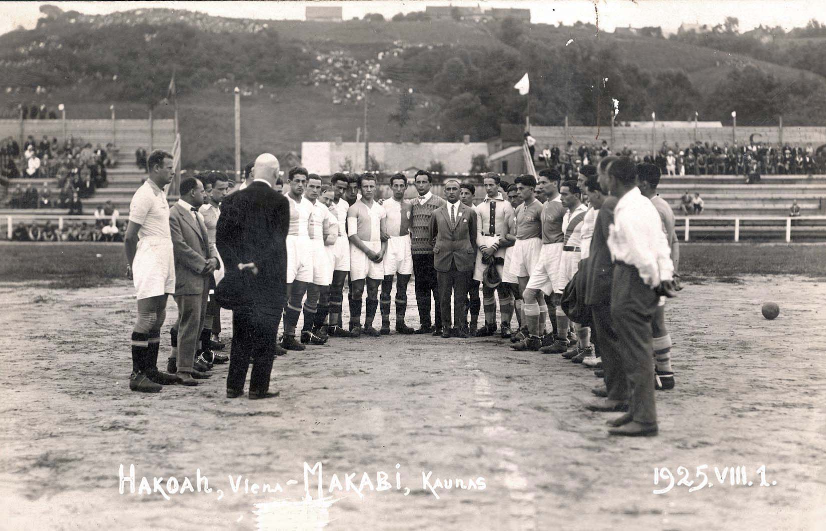 Kaunas, Lituania. Partido de fútbol entre "Hakoaj" Vienna y el "Macabi"  local ,1.8.1925