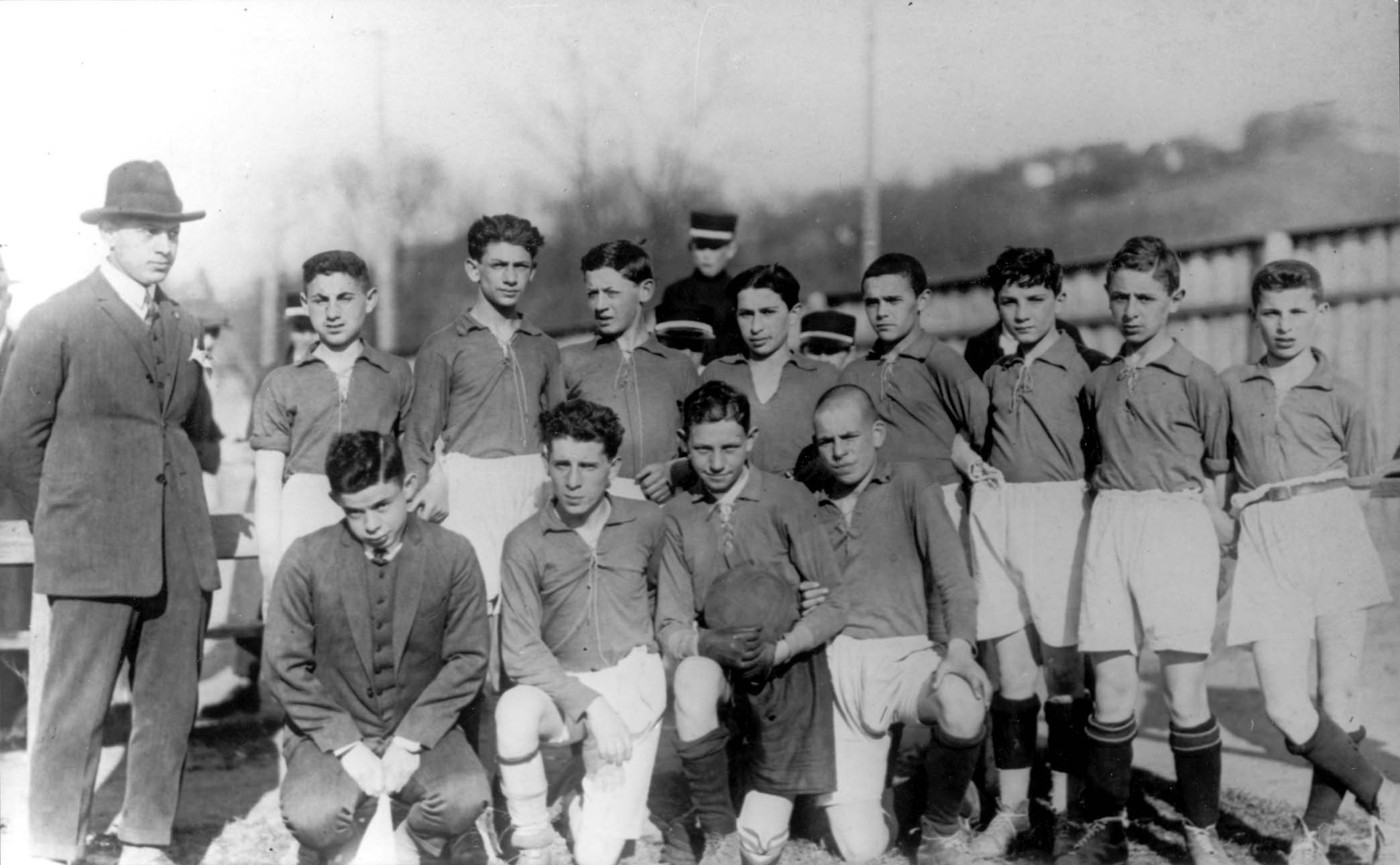 Ковно, Литва, до войны. Еврейская юношеская футбольная команда