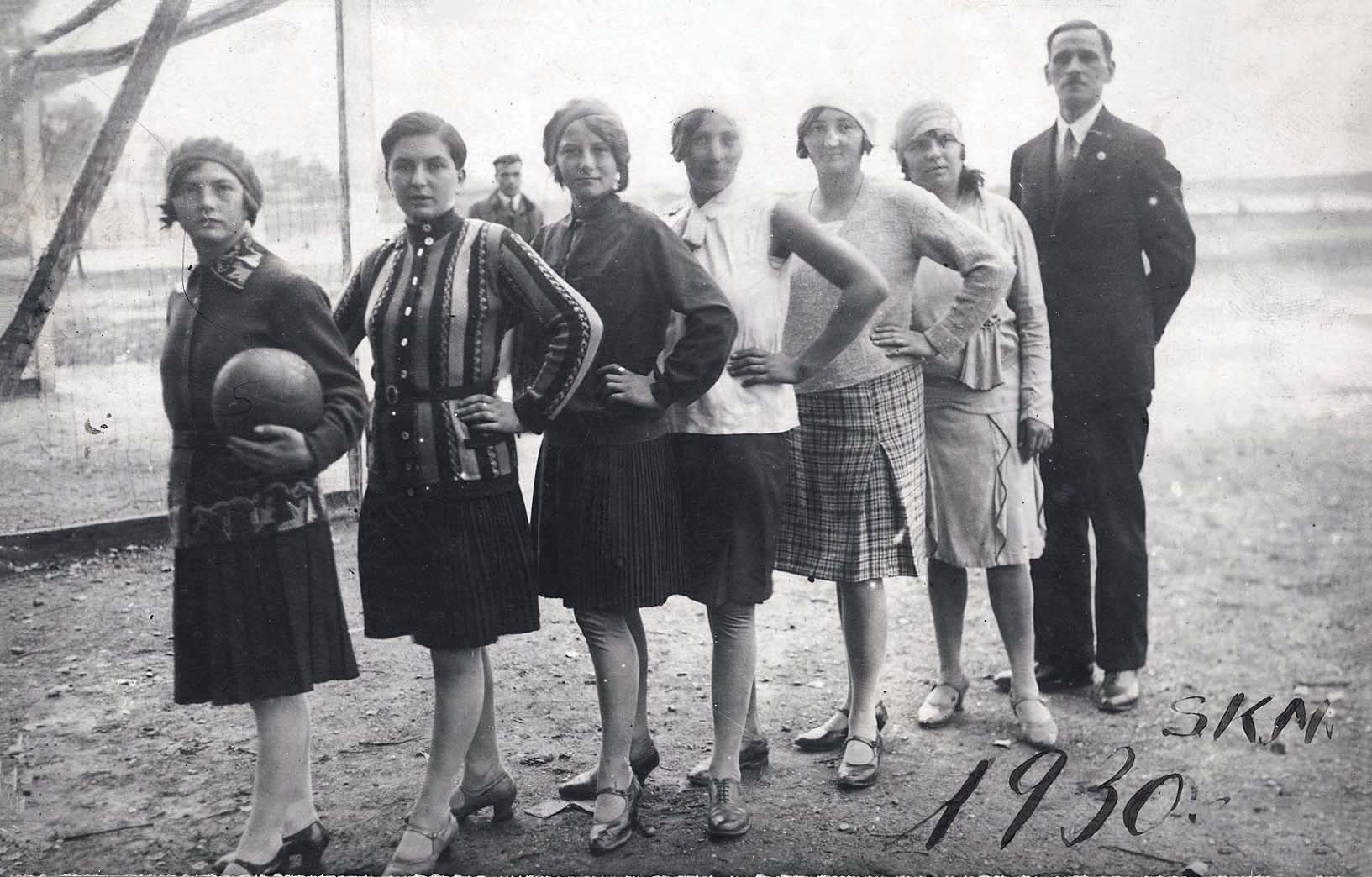 Чехословакия, 1930<br/>Футбольная команда девочек с тренером