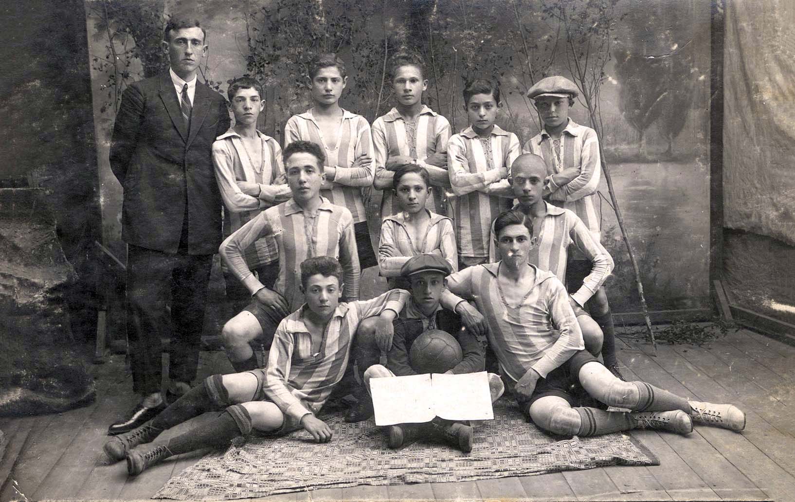 Pinsk, Polonia, 2/10/1929. Un equipo judío de fútbol
