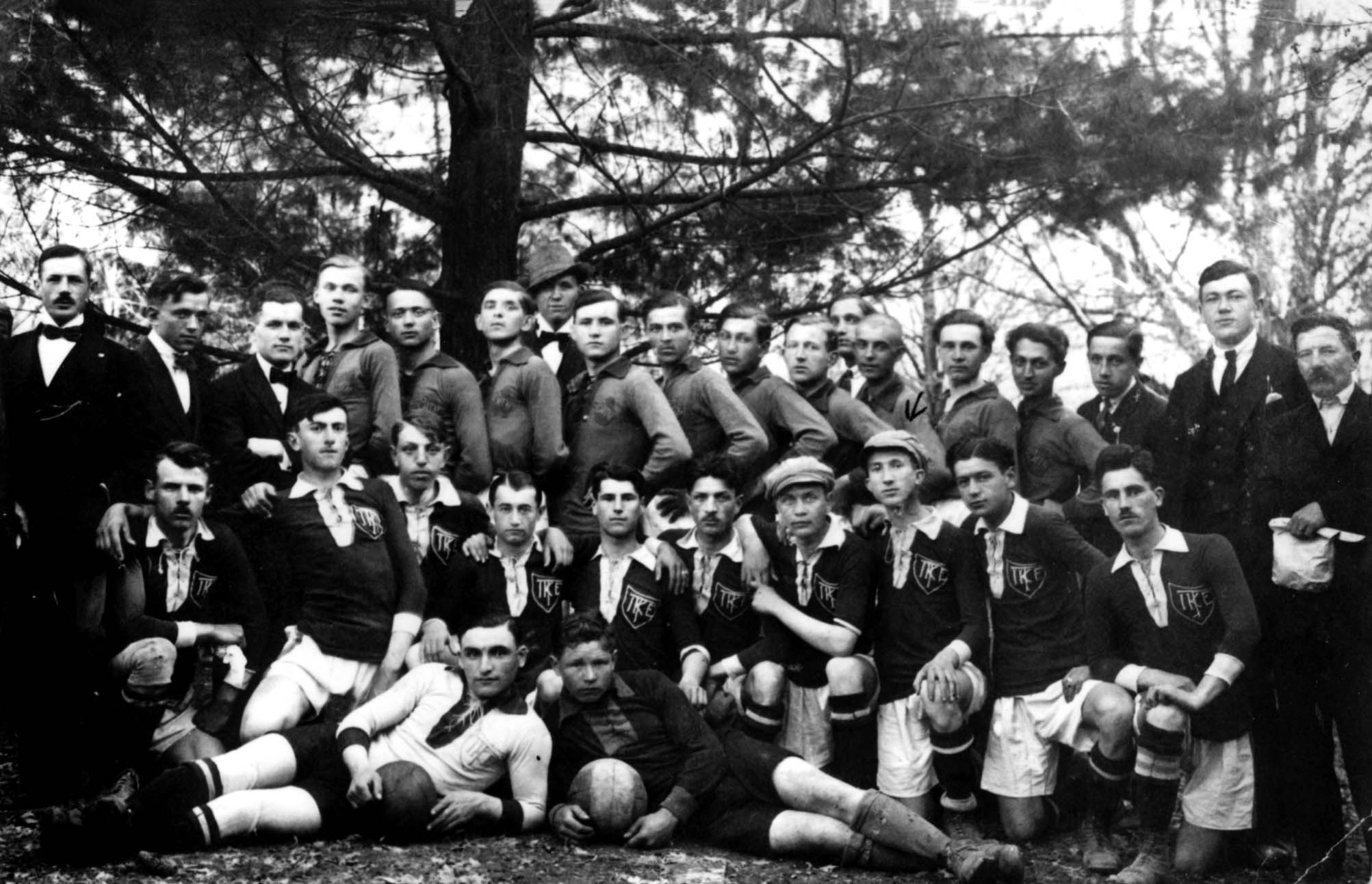 Ungarn in der Vorkriegszeit, eine Fußballmannschaft, die gerade ein Turnier gewonnen hat