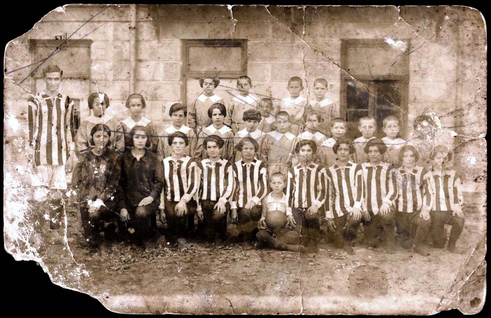 Rumania 1/5/1924.  Muchachas de un equipo de fútbol