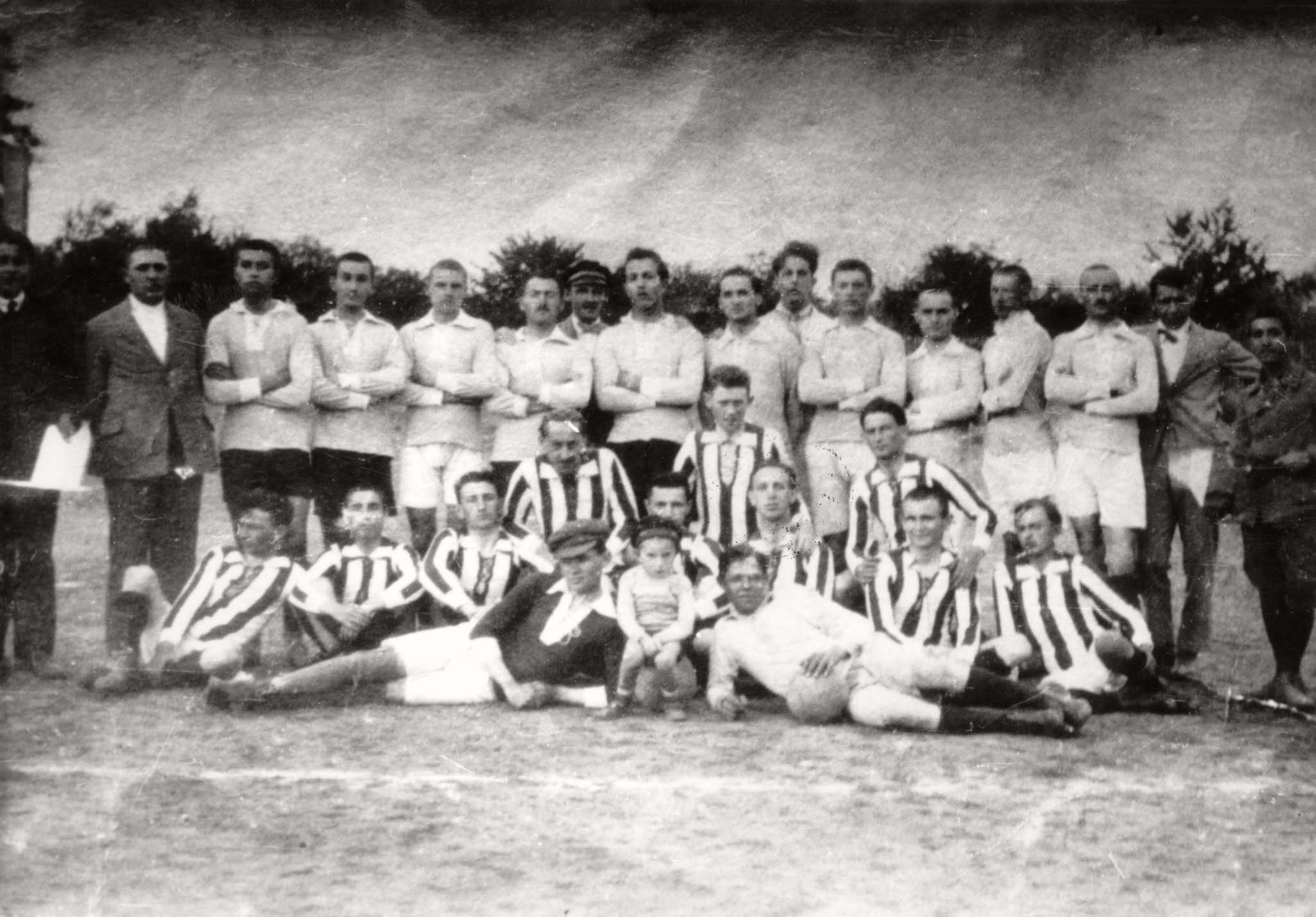 Kaba, Ungarn, Vorkriegszeit, Mitglieder einer Fußballmannschaft