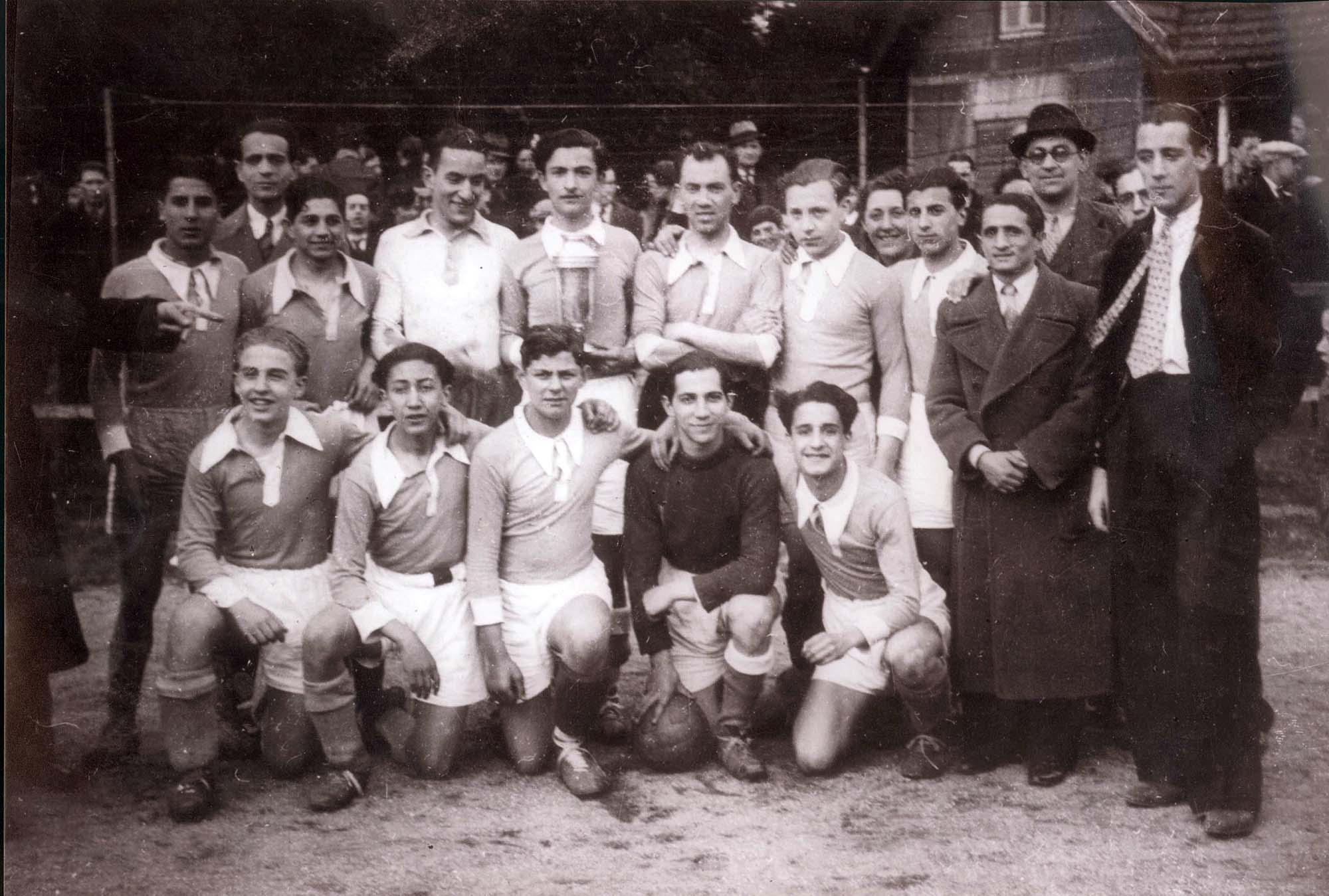 צרפת, 1937, קבוצת כדורגל יהודית בה היה  חבר מוסר התצלום, ויטאלי למור
