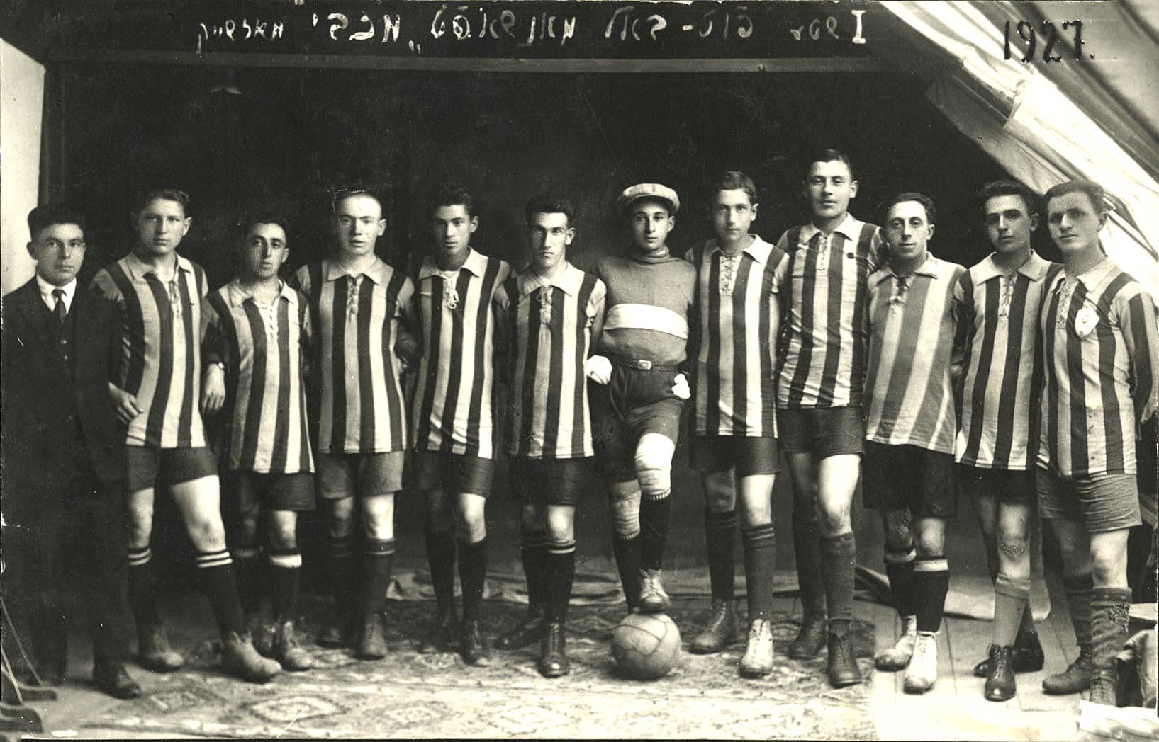 Mazeikiai, Lituania. El equipo de fútbol local "Macabi", 4.9.1927