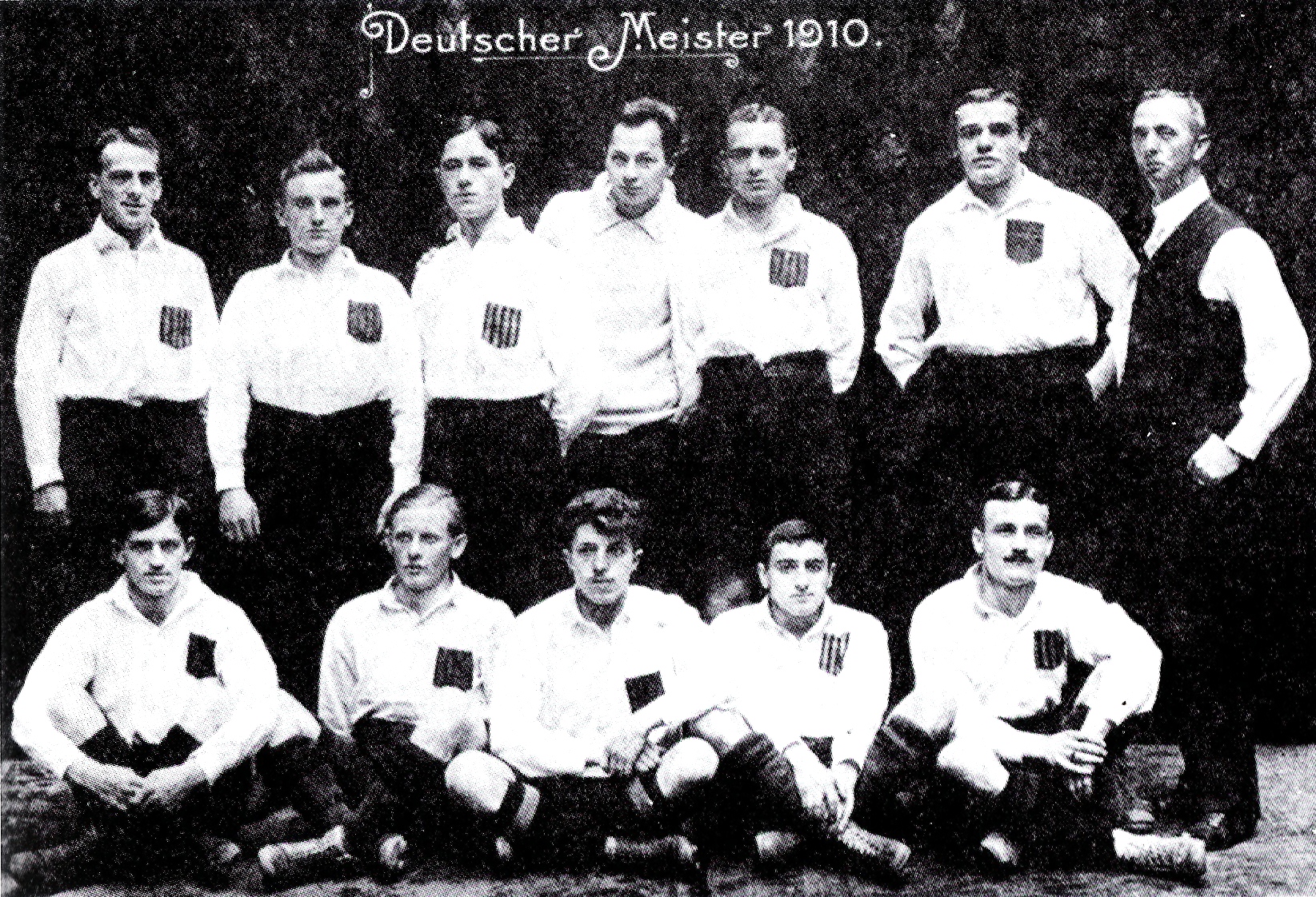Julius Hirsch (fila inferior, 2º der.) con su uniforme de fútbol Karlsruher FV, 1910