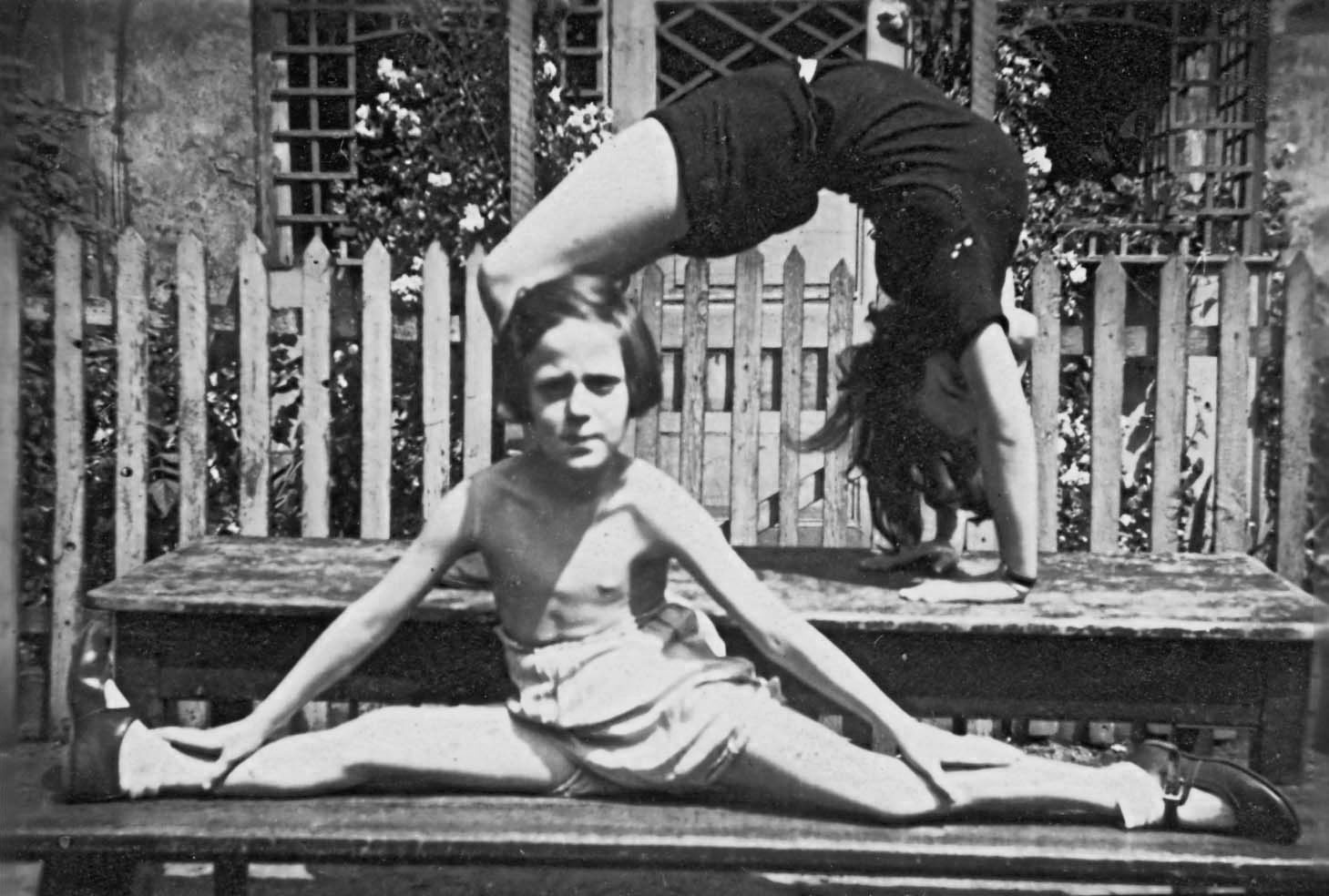  Анита Кемпнер  занимается гимнастикой во дворе своего дома в Бреслау, Германия (сегодня – Вроцлав,  Польша), конец 1930-х годов. На заднем плане - предположительно её старшая сестра  Рената
