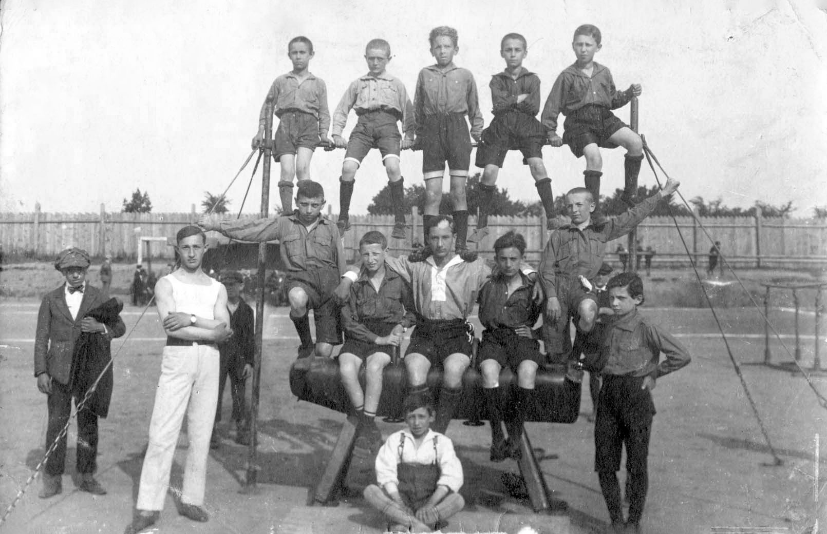 Группа детей на тренировке по гимнастике, Тарнов, Польша, 1921 г