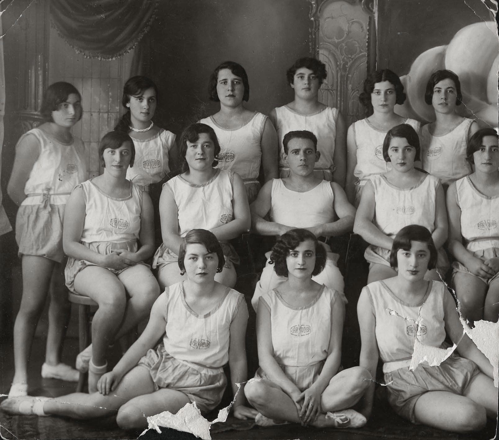 Equipo local  femenino de gimnasia, Lodz, Polonia. Hadasa Kleczewski (de soltera Wolkovitz) está sentada en el medio, primera fila.