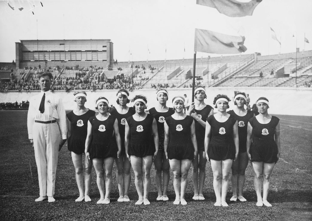 The Dutch women's team, which won the gold medal for gymnastics at the Amsterdam Olympics, at the Olympic stadium with their assistant coach. Amsterdam, 8 August, 1928
