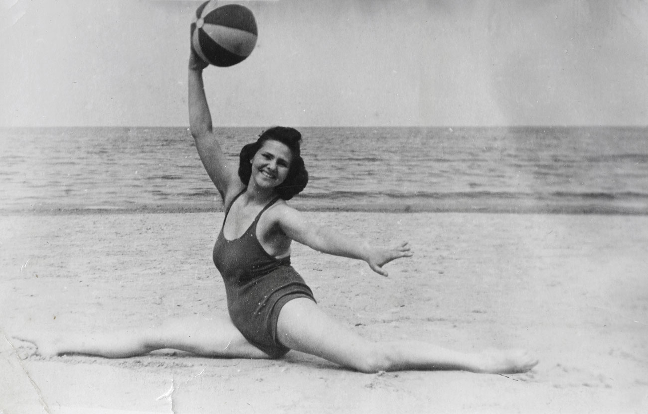 סוניה זבשינסקי בתרגיל התעמלות על חוף הים. יורמלה, לטביה, 1940