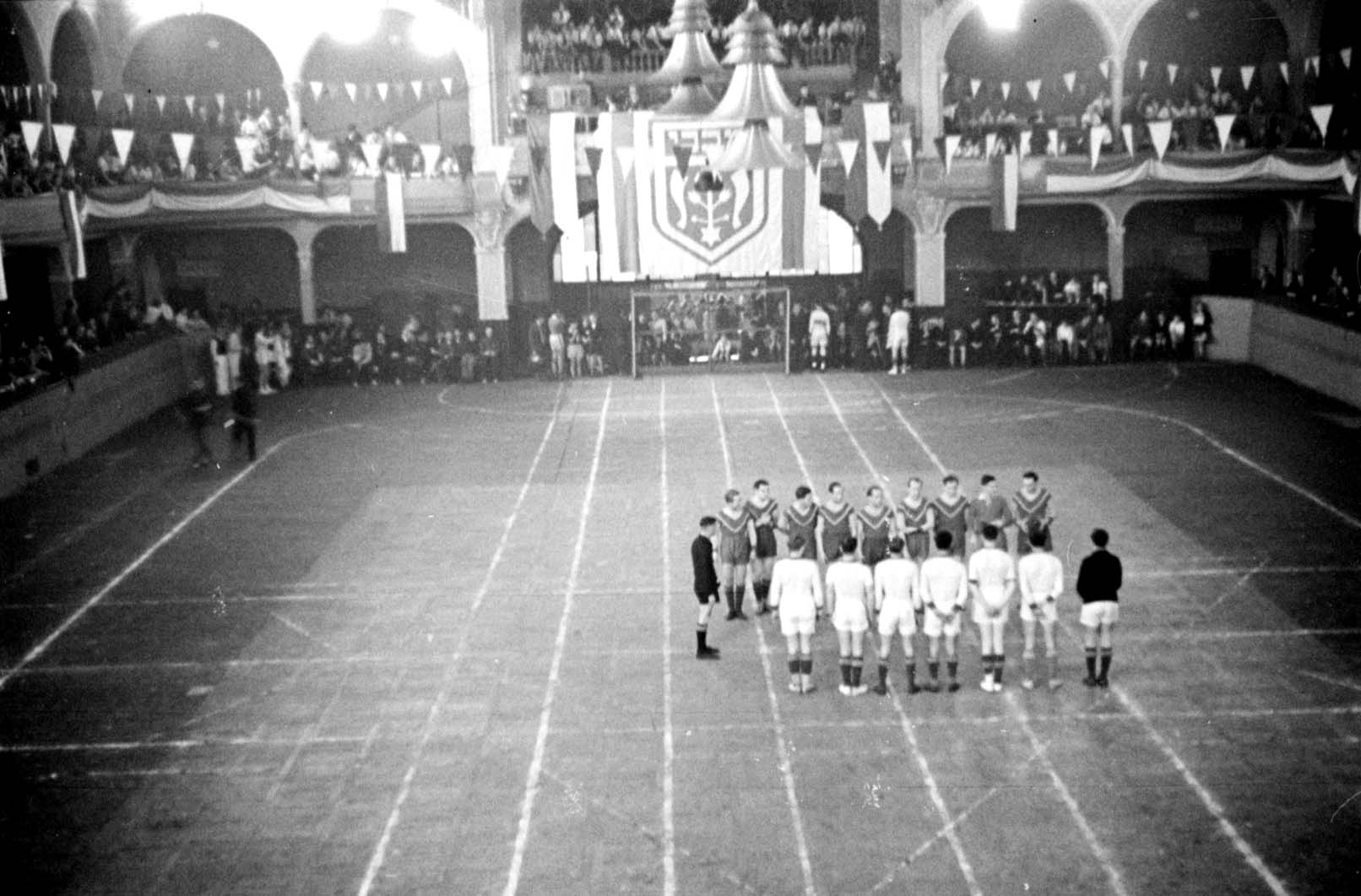 Berlín, Alemania, un juego de balonmano que tuvo lugar como parte de los eventos de la asociación deportiva Maccabi en Alemania, noviembre-diciembre de 1936