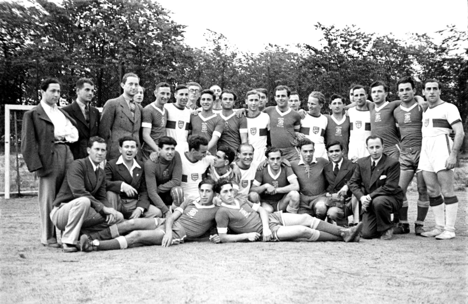 Berlin 1937, Gruppenfoto der Handballer des „Makkabi Avschalom Petach Tikwa“ bei einem Spiel gegen „Makkabi Berlin“