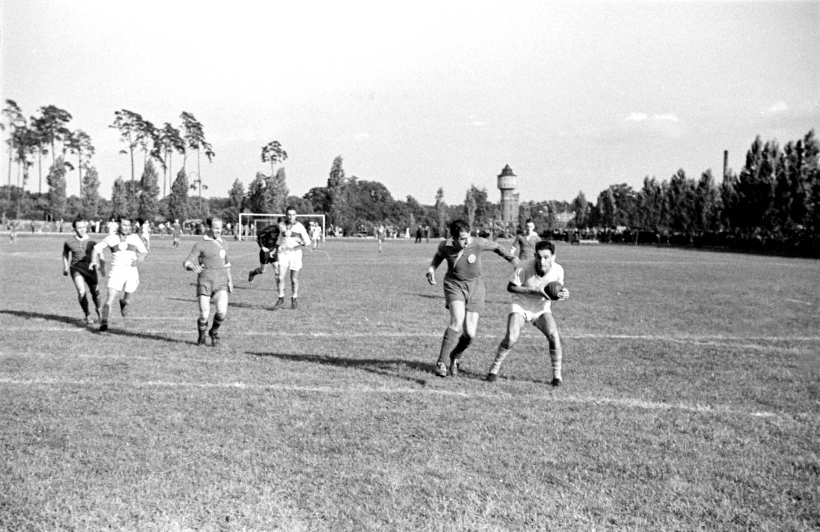 Berlín, Alemania, 1937, partido de balonmano en los juegos deportivos internacionales "Bar Kojba" con la participación de "Hakoaj Viena". Los juegos tuvieron lugar en el campo Grunewald e incluían fútbol, balonmano y hockey.