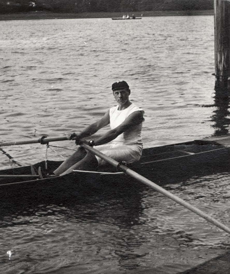ארנסט נתן יעקבי חותר  בסירה בנהר בברלין, לפני המלחמה