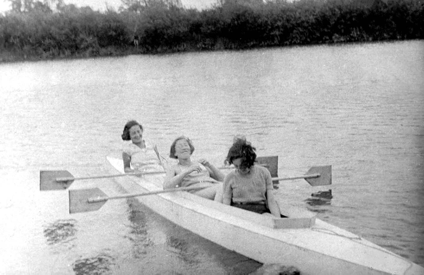 אושוויינצ’ים, פולין, 1933, נערות  חותרות על נהר הסולה (Sola). הנערות נרצחו בשואה.<br />  מימין חוה דוכלויטר (Dochleuter).  משמאל 