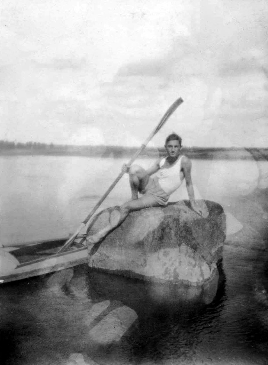 אברהם-נחום לפידות (לפידוס) עם משוט כפול וסירת יחיד, על נהר הווילנלה בעיירה וילייקה שבמזרח פולין (כיום בלרוס), 27 באוגוסט 1932