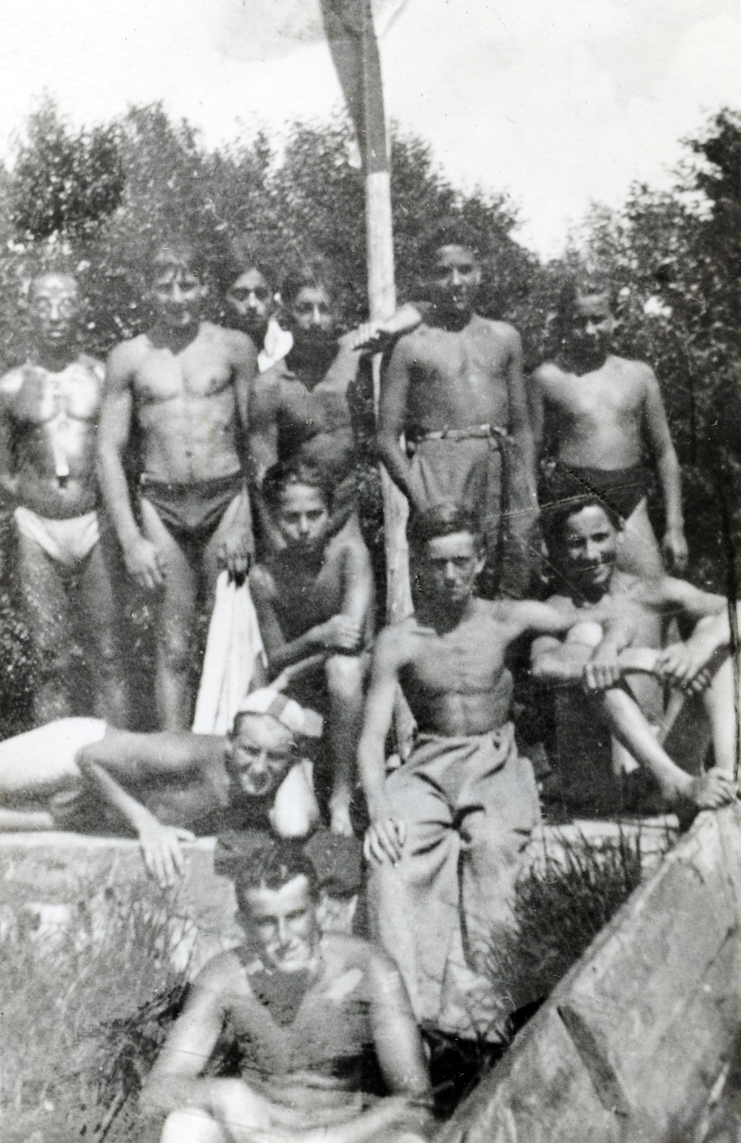 Samek-Samuel Tytelman (stehend, 2.v.l.) zusammen mit Mitgliedern der Schwimmmannschaft von Makkabi Warschau, Sommer 1939. Samek wurde im Holocaust ermordet