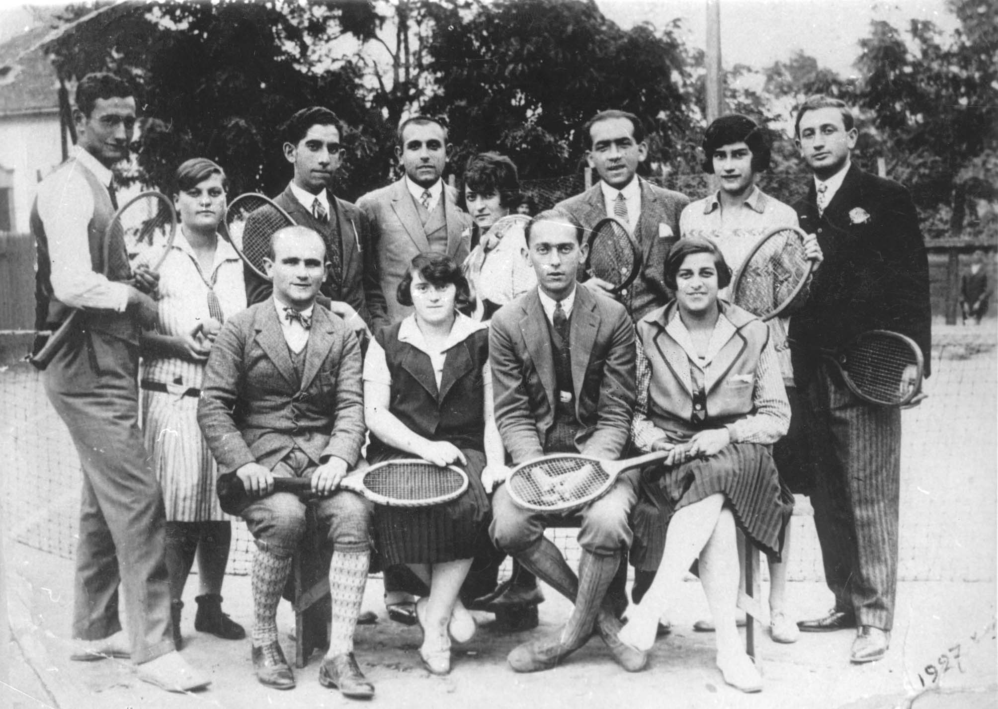 Kaba, Hungría, 1927. Miembros de un equipo de tenis