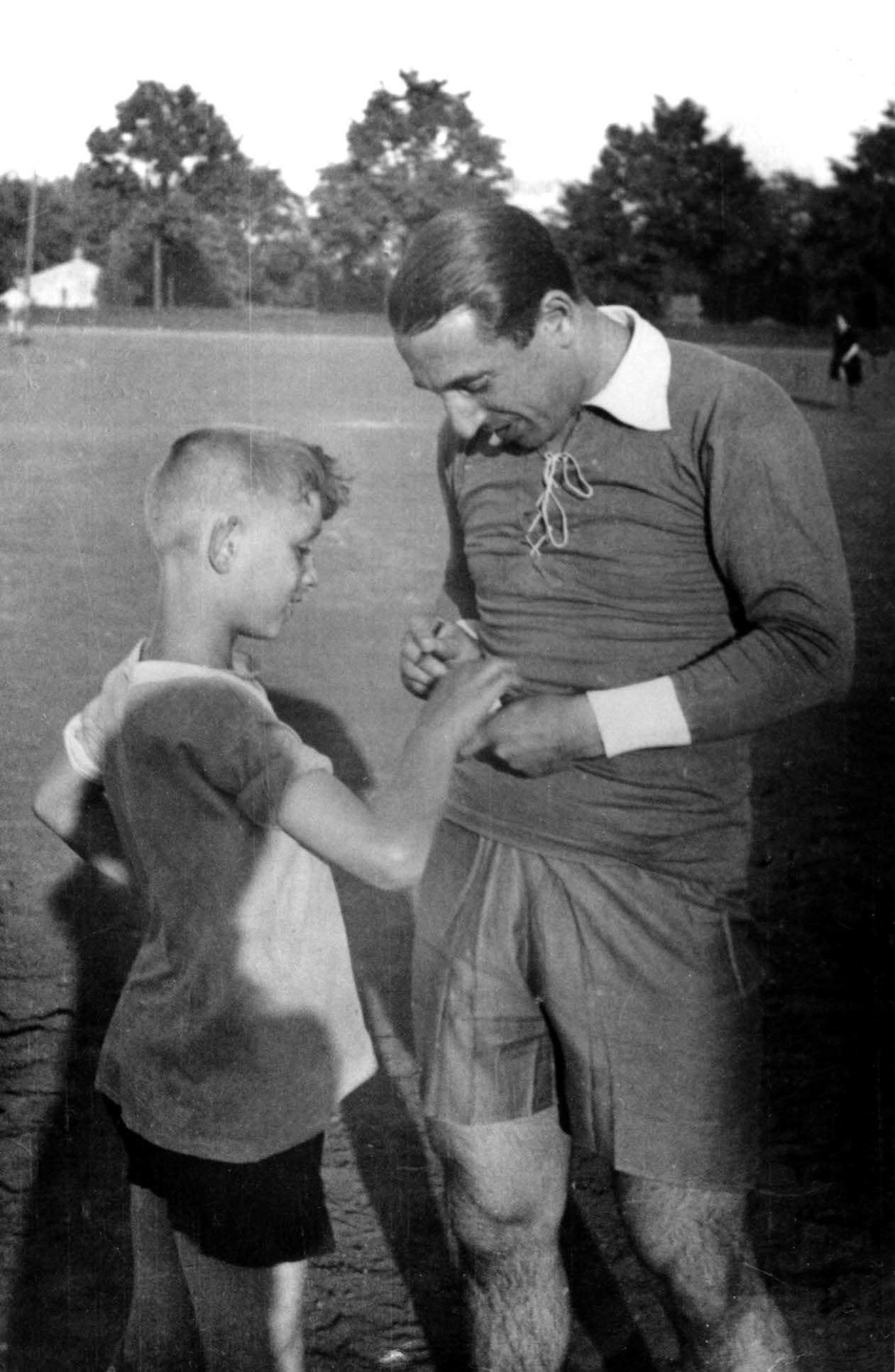 ברלין, גרמניה, הטניסאי היהודי דניאל פרן (Prenn) בעת פעילות ספורט של תנועת "בר-כוכבא", 1930.