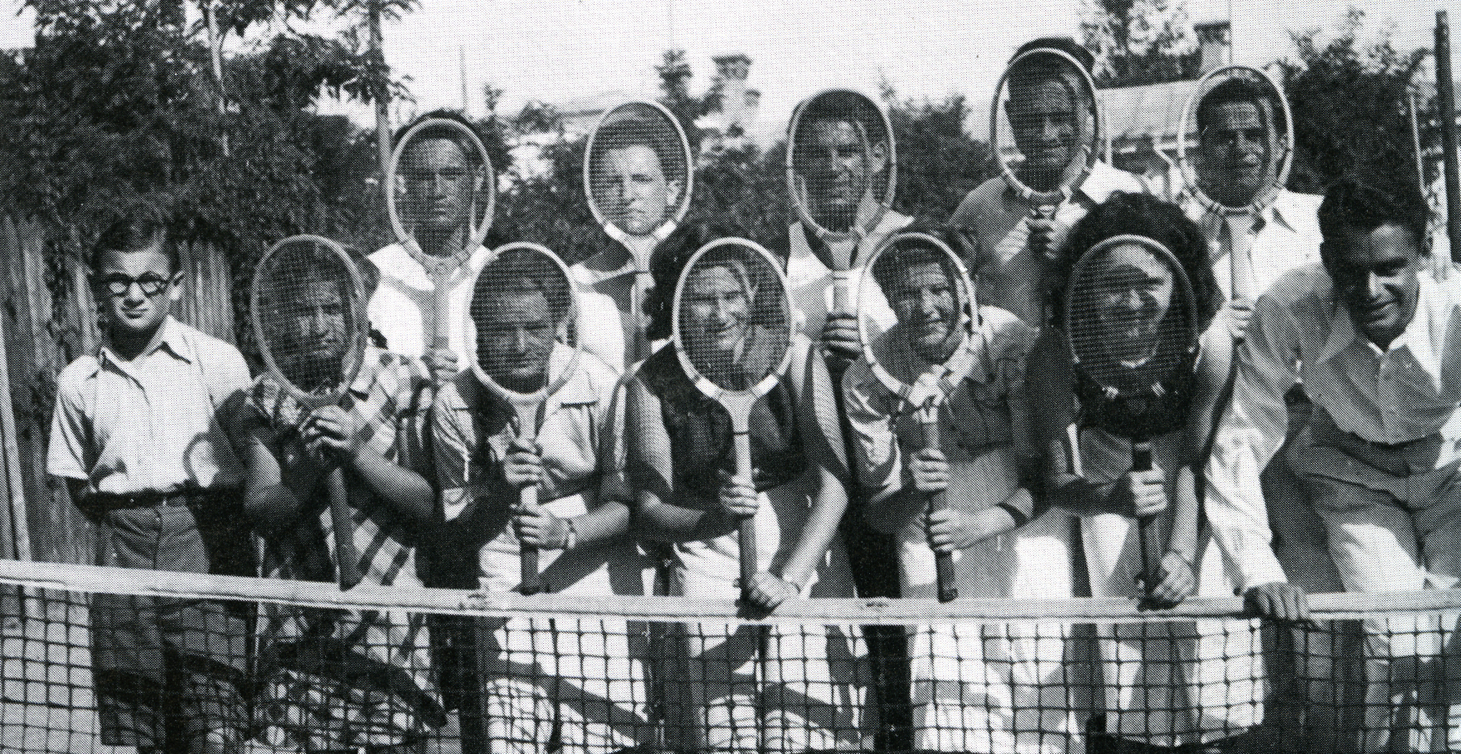 נוער יהודי במגרש טניס עירוני בבלץ