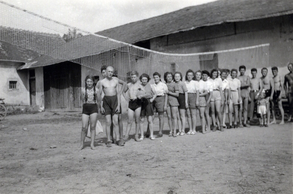 Maccabi youth movement volleyball team. Szenicze, Slovakia, 1941