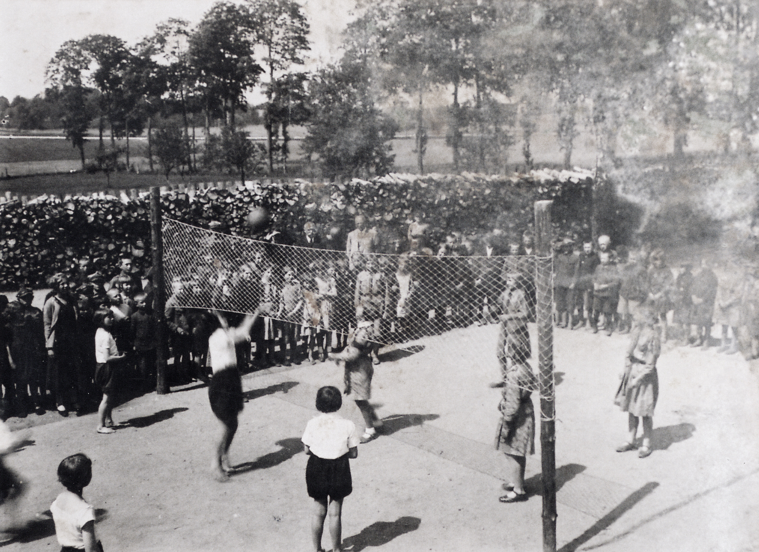 Девушки во время волейбольного матча в городе Щучин, Польша, до войны