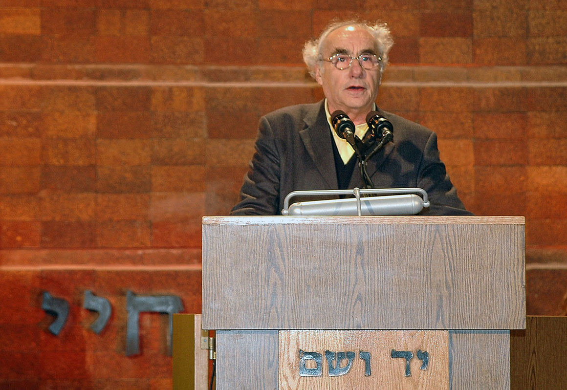 Zwi Bacharach giving the survivors’ address at the opening ceremony of Holocaust Martyrs’and Heroes’ Remembrance Day, 2006