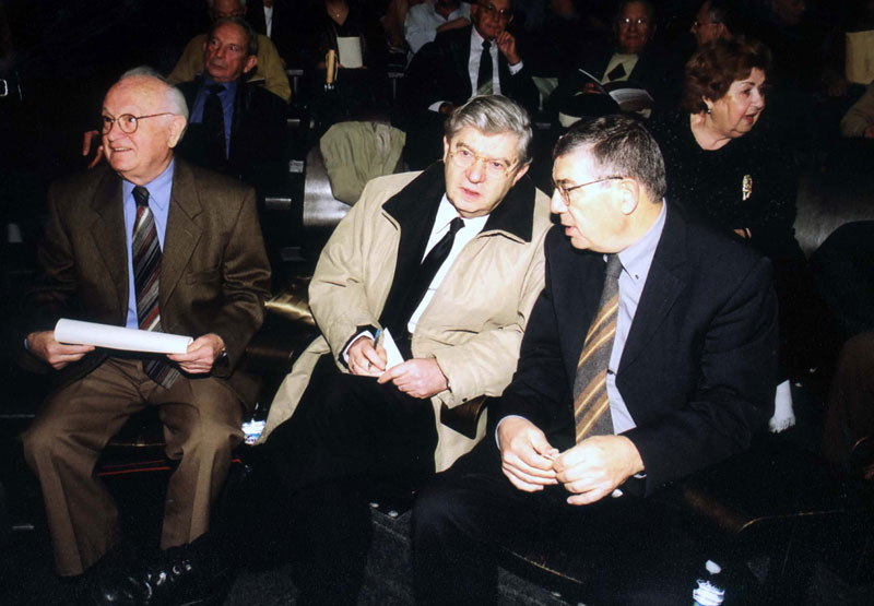 Aharon Barak at a conference held in Yad Vashem marking the contribution of Holocaust survivors to the State of Israel, 2005