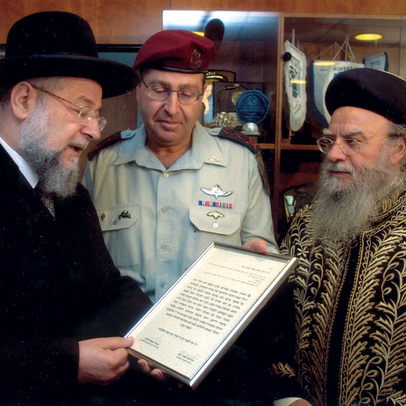 Rabbi Lau, accompanied by Rabbi Eliyahu Bakshi Doron, presenting entering Army Chief of Staff Major General Moshe “Boogie” Yaalon with a “Prayer for Success”