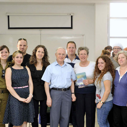 Ehud Loeb (front center, wearing a blue shirt) with his wife Shoshanna (to his left), his daughter Naomi Leshem (to his right), his daughter, sons and grandchildren at the book launch of his biography in German Im Versteck - Die Geschichte einer Rettung, 2012