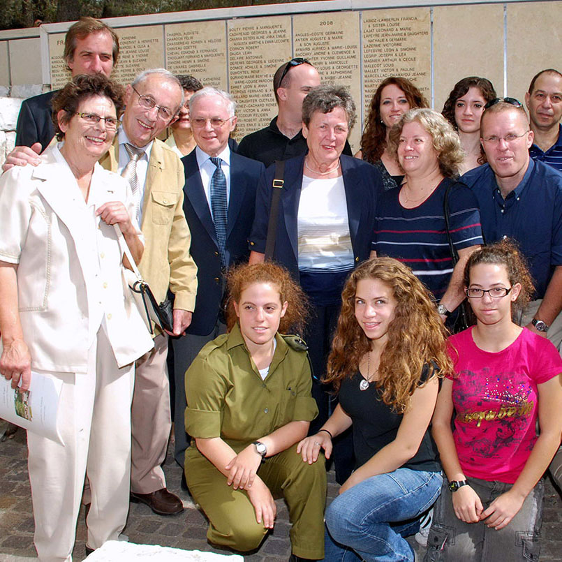 The family of survivor Ehud Loeb with the grandchildren of his rescuer, Louise Roger at the wall of honor in Garden of the Righteous at the ceremony honoring Louise Roger as Righteous Among the Nations in 2009