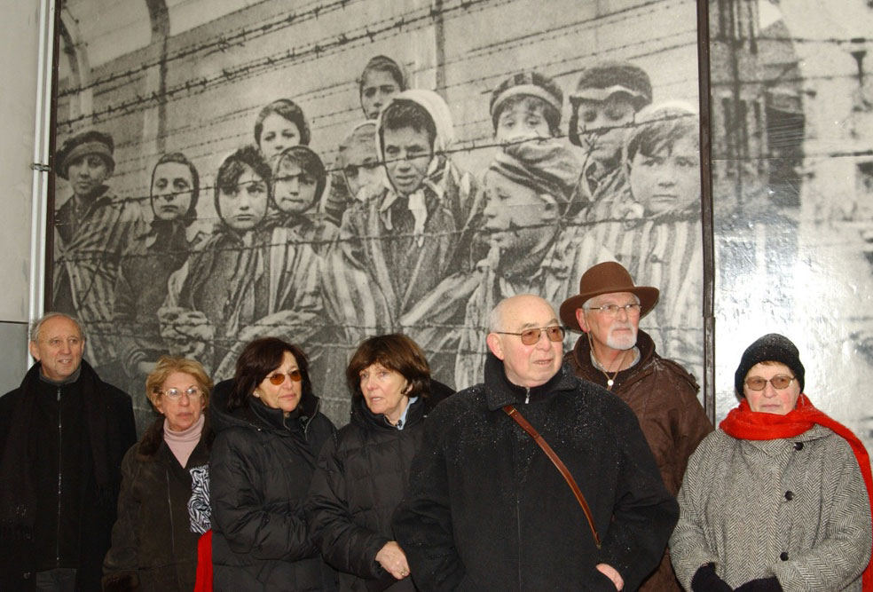 60 שנה אחרי - הניצולים שצולמו חוזרים לאושוויץ