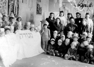 Celebración de Janucá para niños sobrevivientes del Holocausto realizada en el campo de personas desplazadas de Leipheim, Alemania