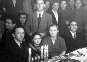 Foto de las personas que participaron en la primera celebración de Janucá realizada en Furstenfeld-Bruk, Alemania, después de la liberación