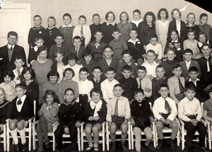 Niños de segundo y tercer grado en una escuela municipal de Riga, Letonia, en la fiesta de Janucá de 1932