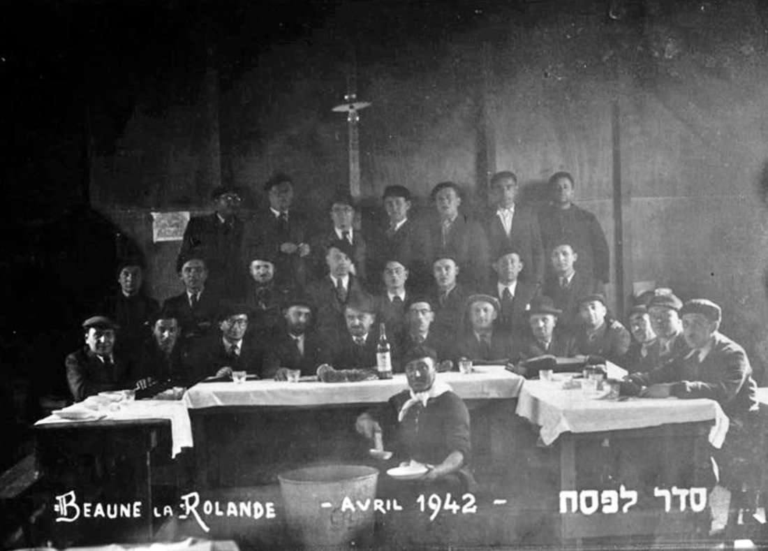 Photo de groupe incluant David Pastel prise le 1er avril 1942 lors du Seder de Pessah à Beaune-la-Rolande