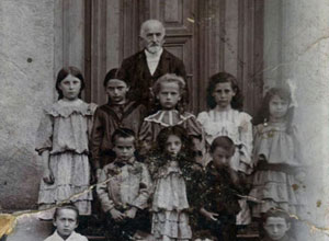 וילי ארמן (יושב מימין למטה) והמורה, מר אפשטיין, בסאארברוקן (Saarbrucken), גרמניה, תחילת המאה ה-20