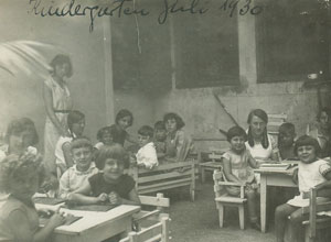 לילו ארמן בגן הילדים בסאארברוקן, גרמניה, 1930