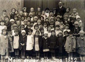 יום הלימודים הראשון בבית הספר היהודי בסאארברוקן, גרמניה, 1933. לילו ארמן (מחייכת) שניה מימין, שורה שניה מלמטה