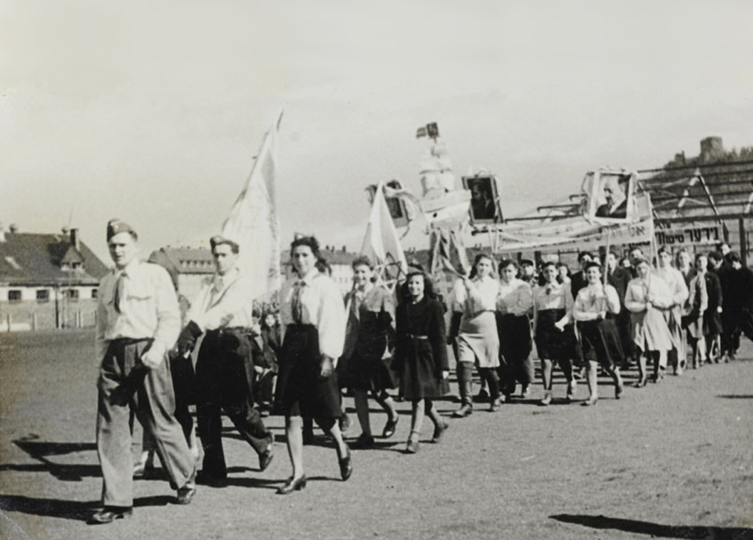 Die Zionistische Jugendbewegung im DP-Lager Wetzlar bei einer Demonstration: Moshe führt die Parade an. 
