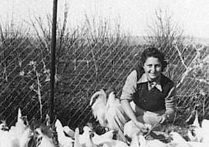 חנה סנש בבית הספר החקלאי בנהלל. ארץ ישראל, 1940