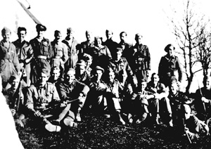 חנה סנש (עומדת במרכז למעלה) עם צנחני היישוב וקבוצת פרטיזנים יוגוסלביים 