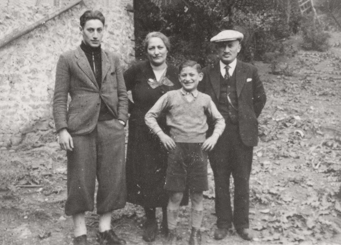 A partir de la droite : Cezar, Shmuel (Ziegmond), Rosa et Joseph (Zepel) Kaufman, dans les années 1930