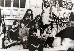 Hilda Krieser (middle with tilted head) and Hannah Krieser (below her) on the day of their arrival at the children's home in Pringy, November 1941
