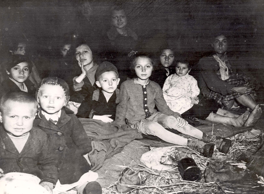 ילדים במחנה לאחר שחרורו – למבאך, אוסטריה, 1945