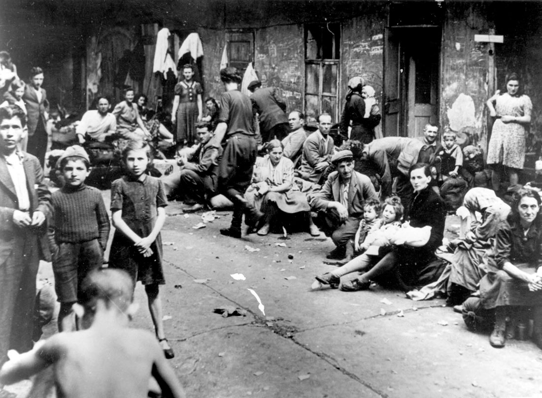 ניצולי הפוגרום בקיילצה ממתינים להעברתם מחוץ לפולין – קיילצה, פולין, קיץ 1946